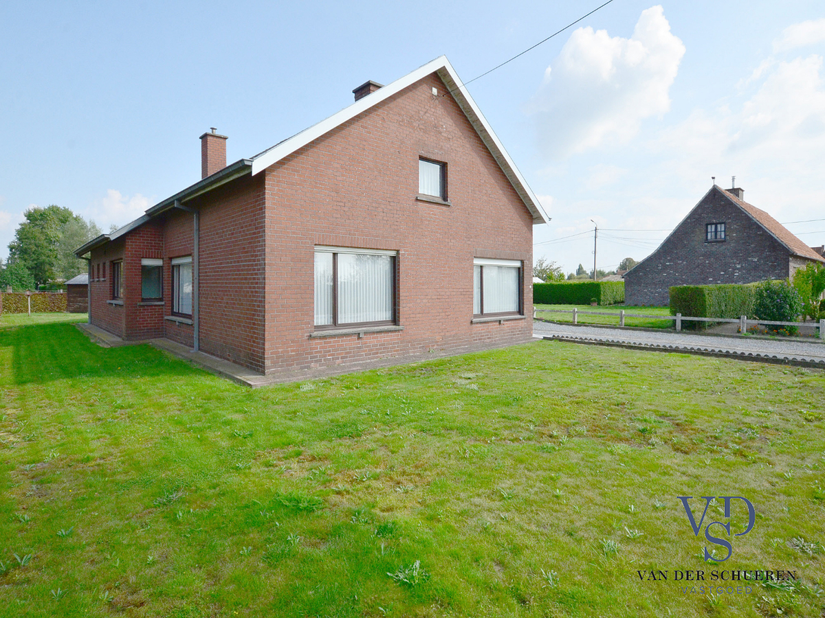 Op te frissen bungalow in doodlopende straat. 