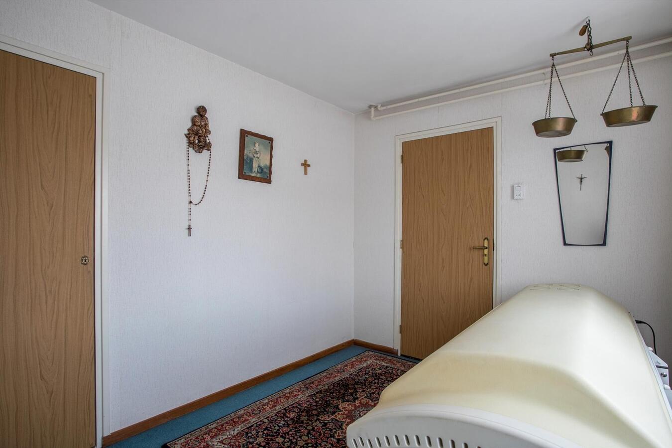 Nette 2-kapper met 4 slaapkamers en privacy biedende tuin gelegen op 346 m² ondergrond. 