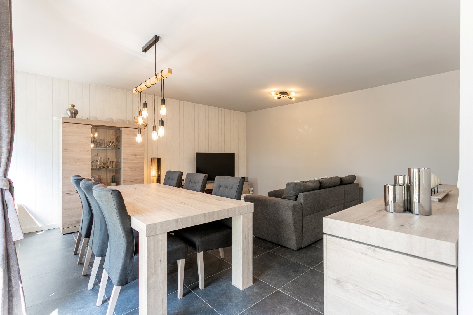 Instapklaar duplex app. 2 slpk met terras en parkeerplaats 