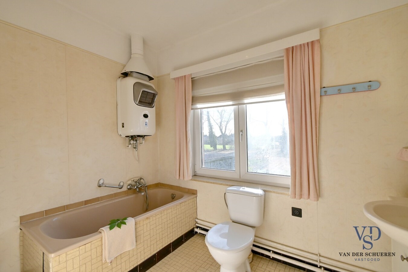 Degelijke, ruime woning (op te frissen). 