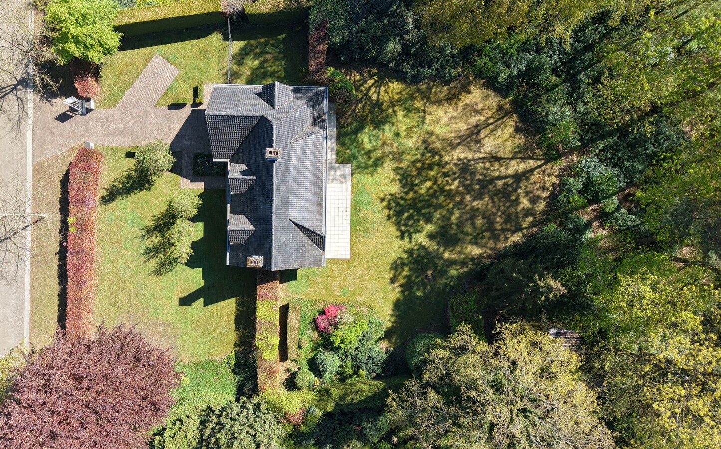 Klassieke villa op een perceel van 3.890 m² met een straatbreedte van 40 meter en Zuid-Oriëntatie te Schilde 