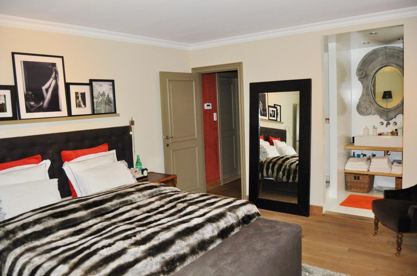 Ruime villa met stallingen en weide op 4900m² te Schoten 