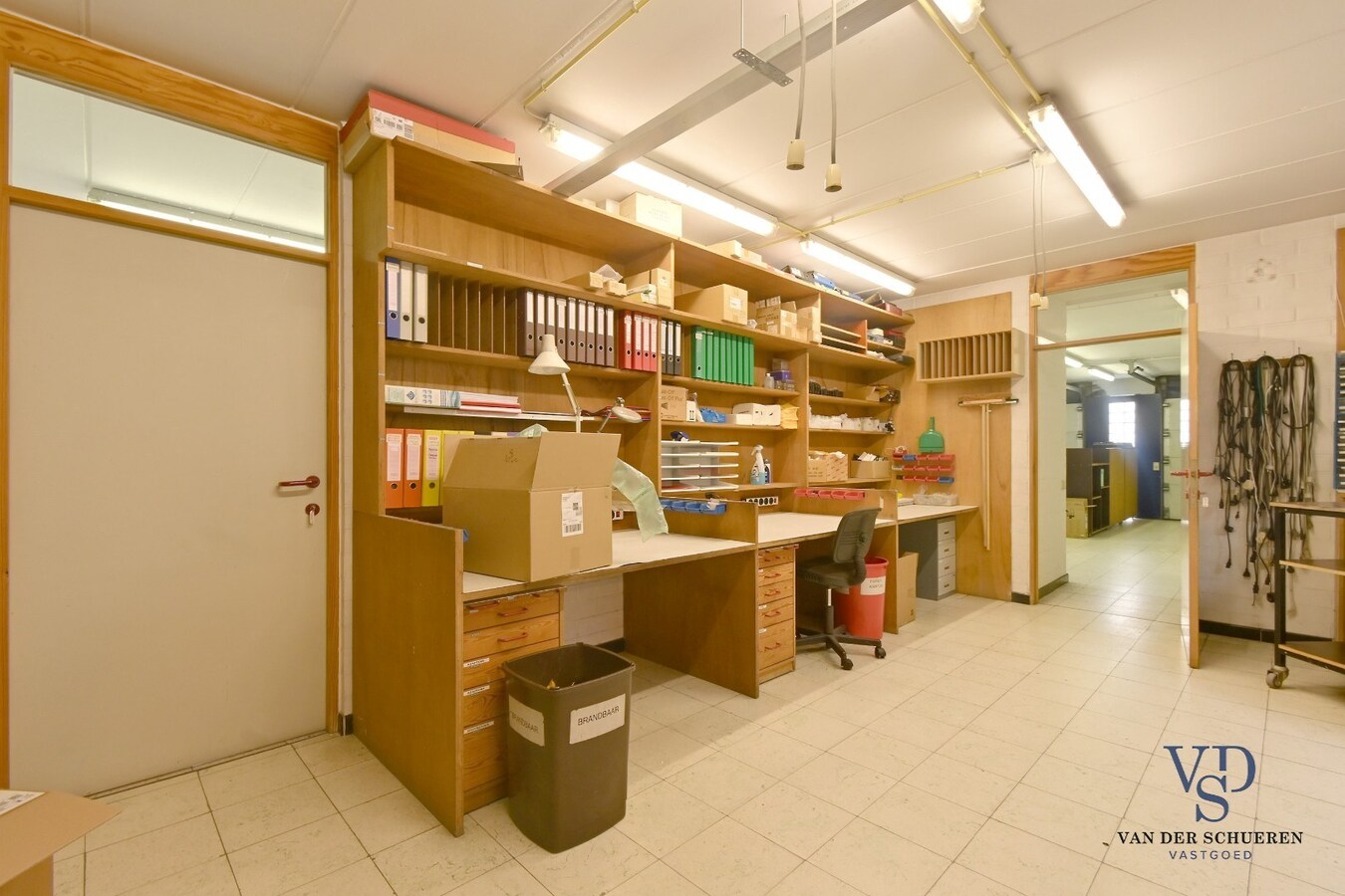 Ruim handelspand met penthouse in villastijl 