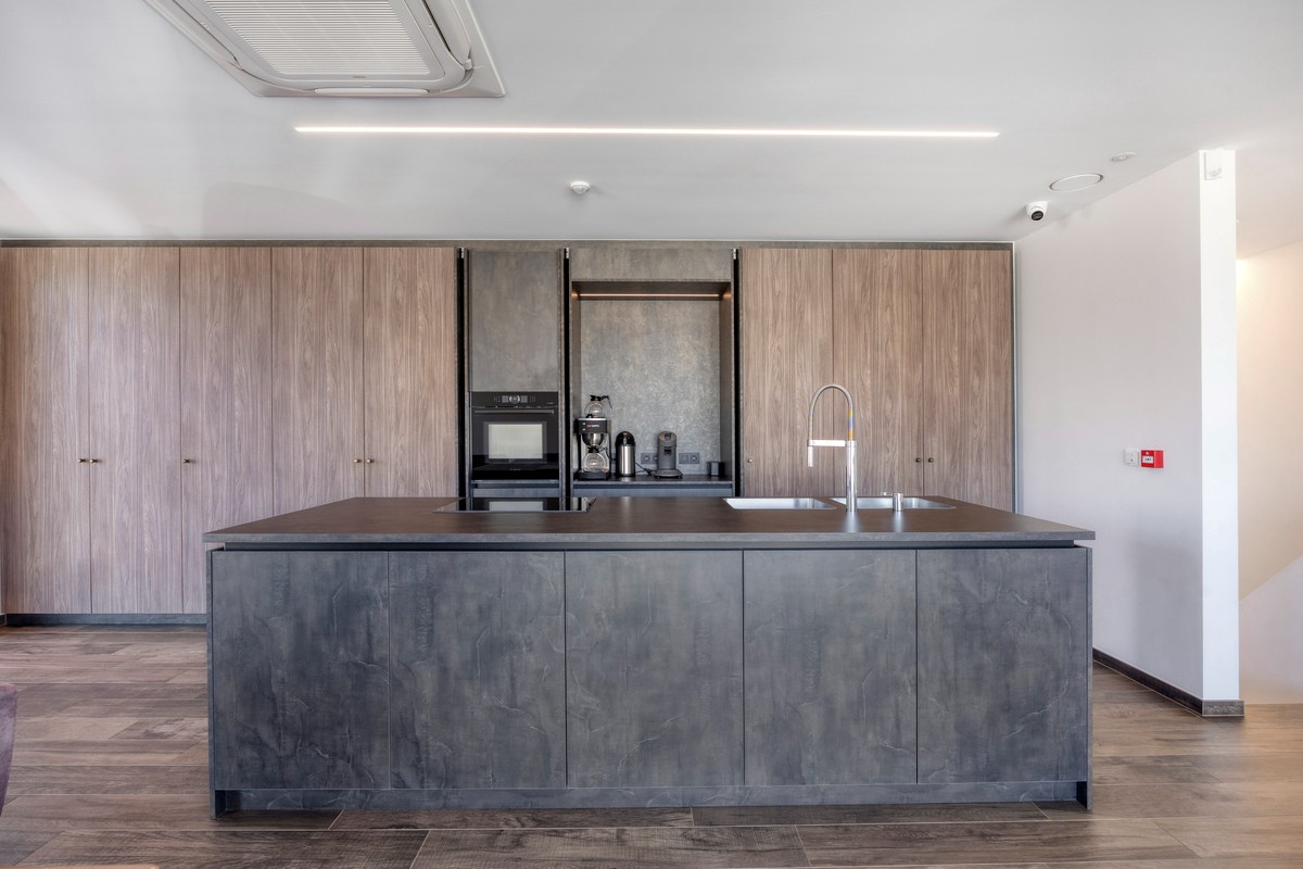 Grondig gerenoveerd KMO gebouw met magazijn en kantoorruimtes in Heverlee op een perceel van 11a19ca! – EPC -22,65 kWh/m² 