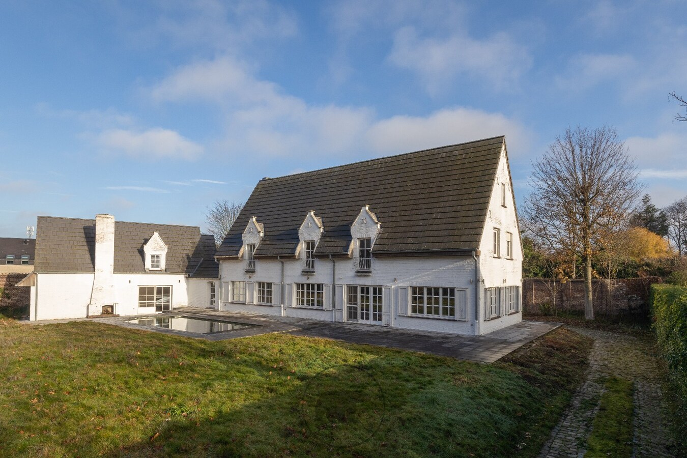 Op te frissen villa op residentiële droomlocatie 