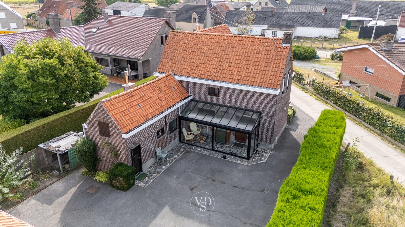 Landelijke woning - te renoveren. 