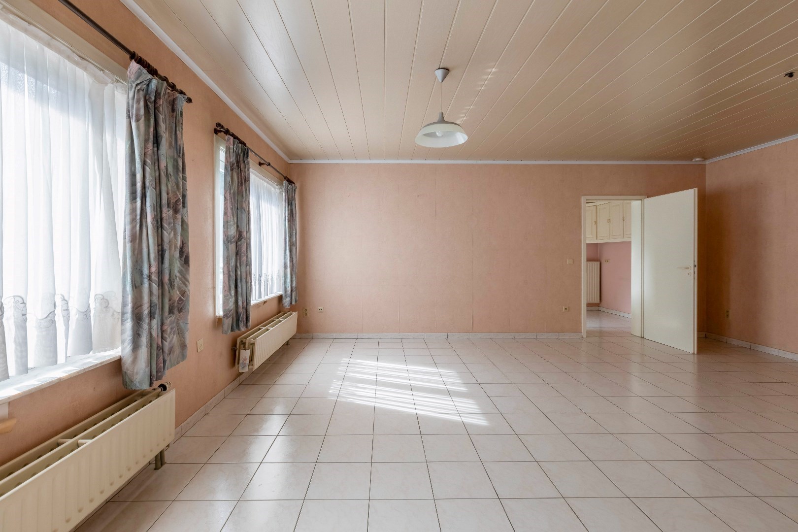 VERKOCHT ! Opbrengsteigendom met 2 appartementen en 2 garages 