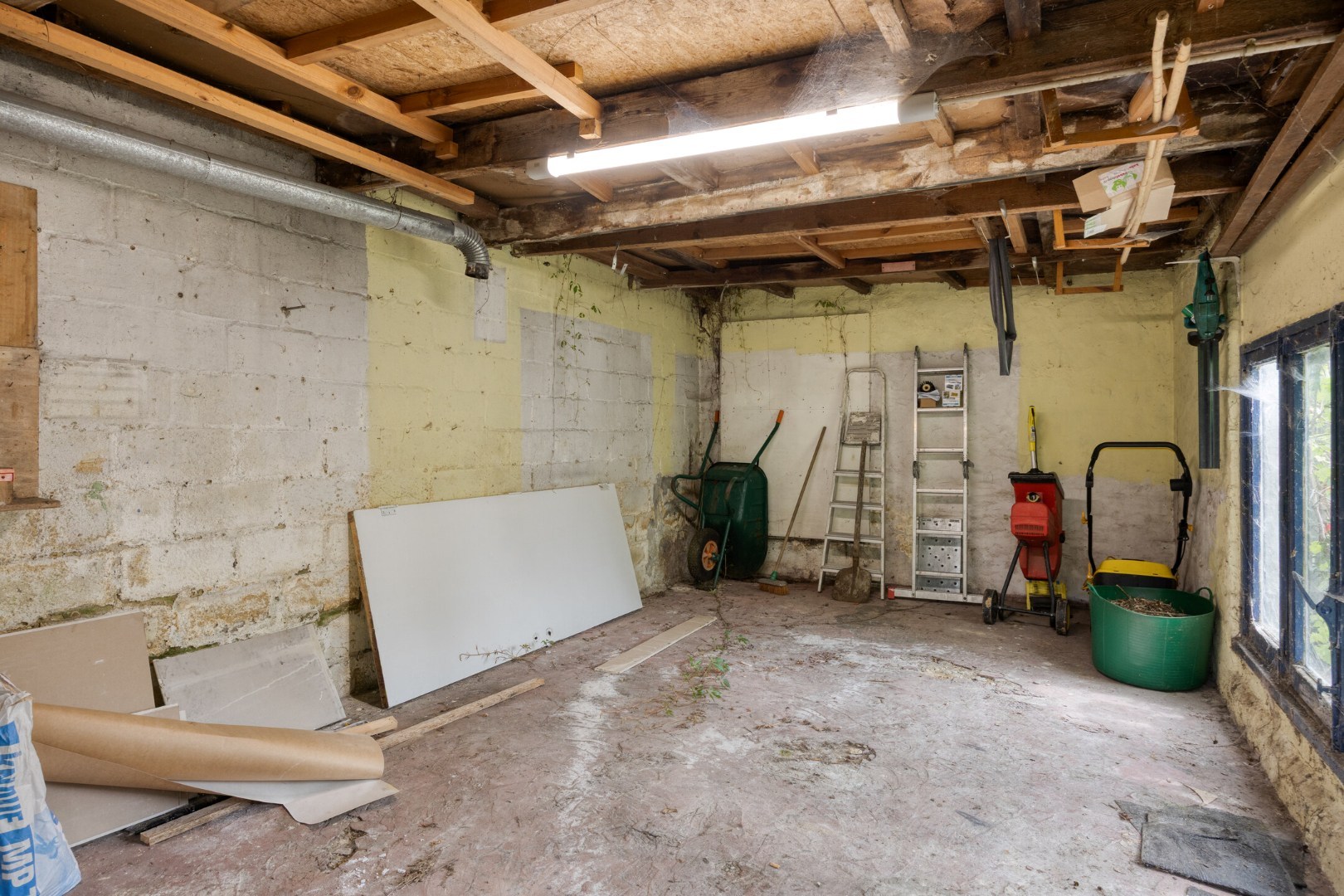 Ruime stadswoning met achteruitgang via Janseniusstraat met 4 slaapkamers, garage en tuin te Leuven- EPC 239kwh/m2 