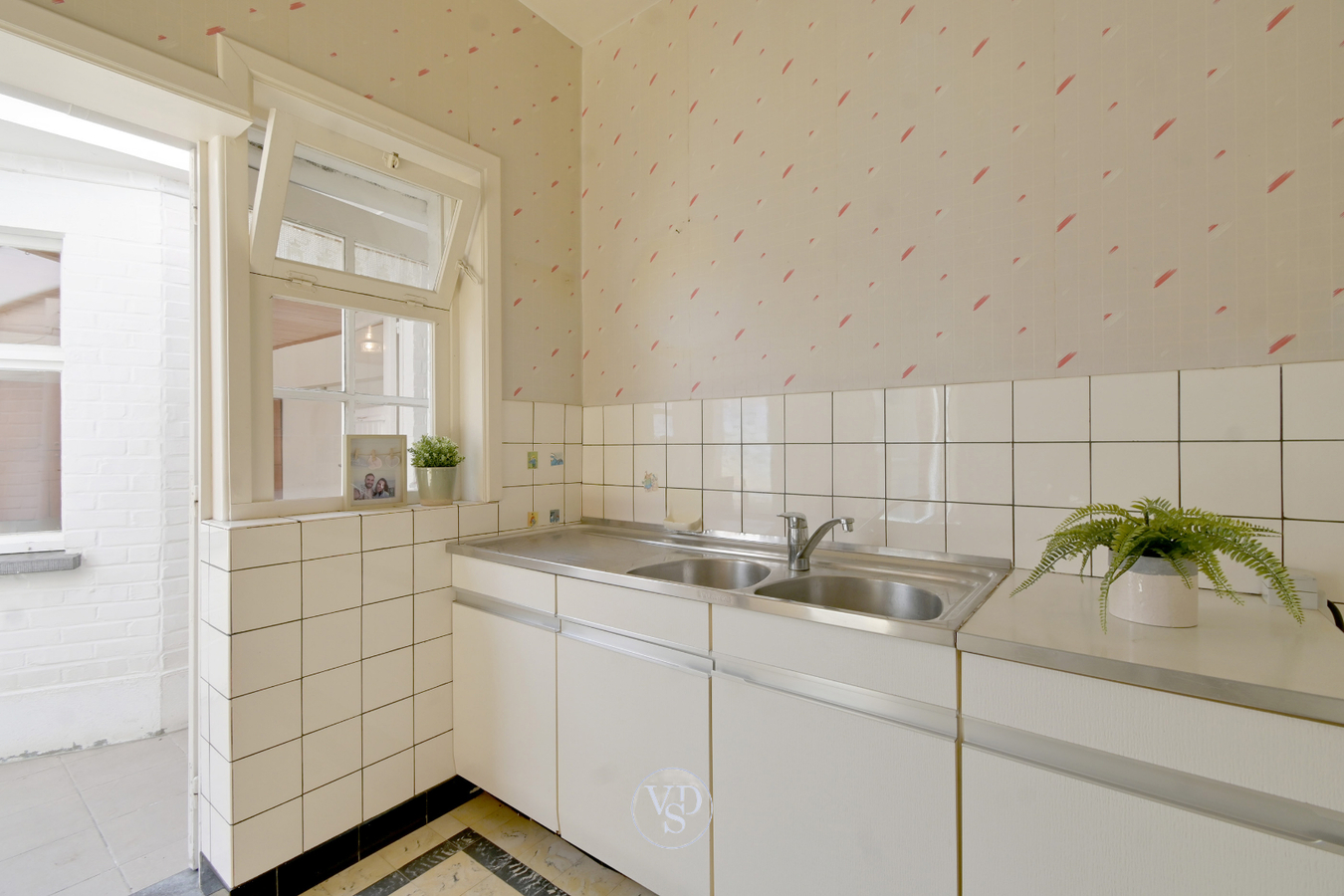 Degelijke woning met mogelijkheden, nabij centrum Zingem. 