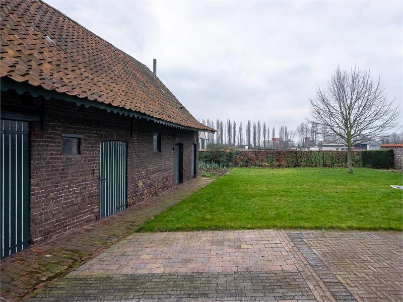 Ruime hoeve met grote schuur en veel potentieel. 