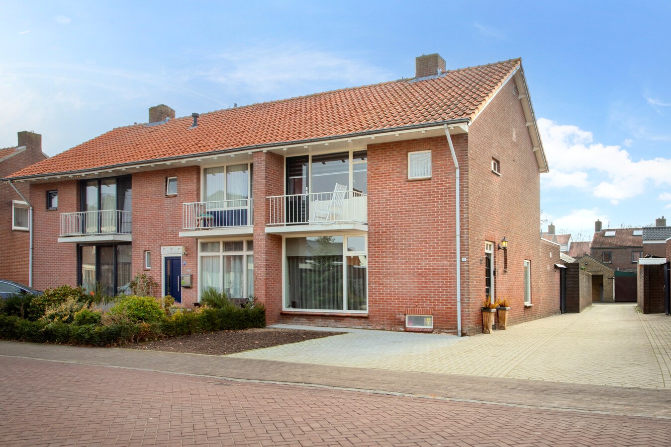 Welkom in deze verrassend ruime en charmante hoekwoning nabij het centrum van Reusel! 