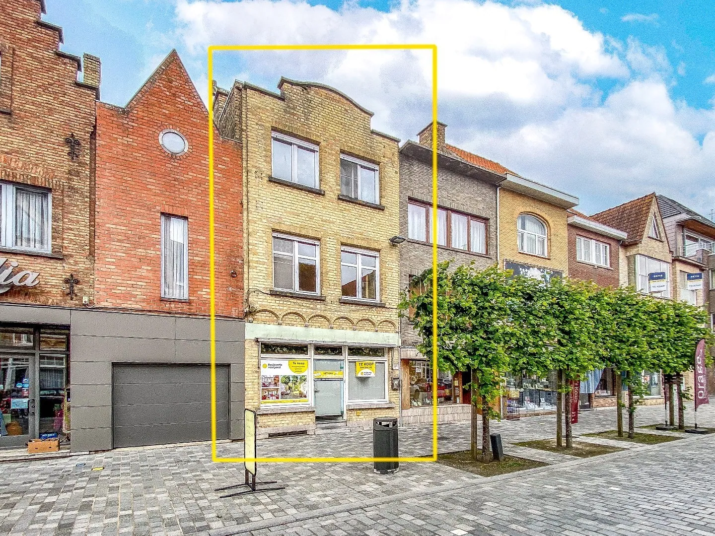 Ruime rijwoning met handelsruimte, 3 slaapkamers en stadstuin in centrum Diksmuide op 168 m²!