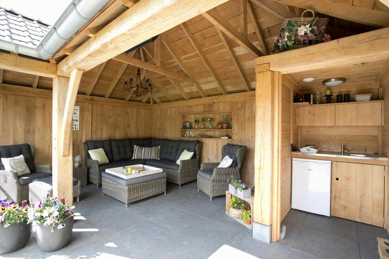 Luxe afgewerkt landhuis met gastenverblijf op een mooie locatie nabij het centrum van Hulsel gelegen op een perceel van 1264 M². 