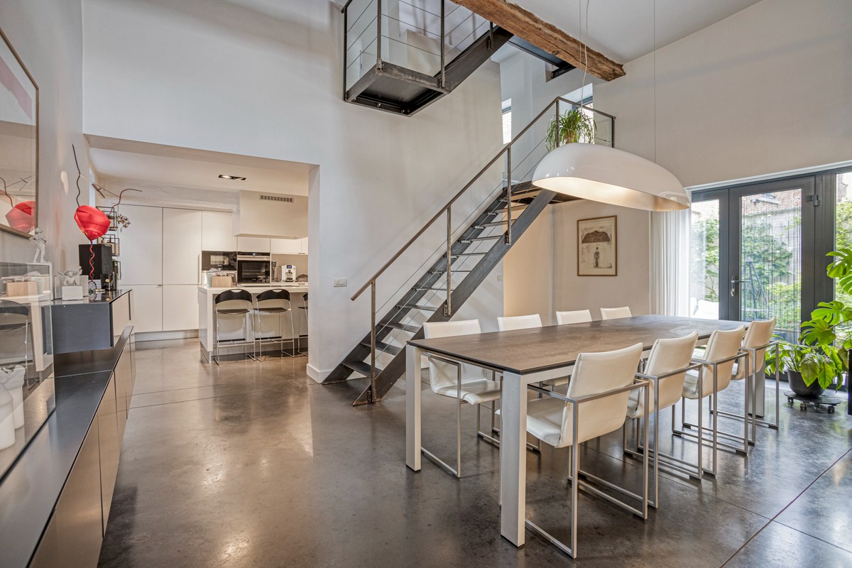 Open woonkamer met tweede salon in mezzanine