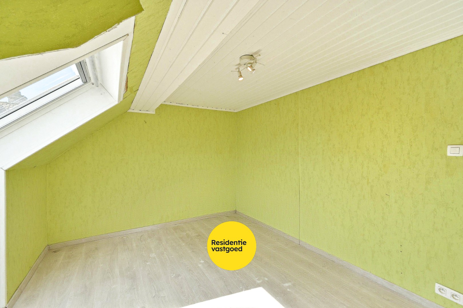 Woning met reeds aangevatte renovatie en veel potentieel 