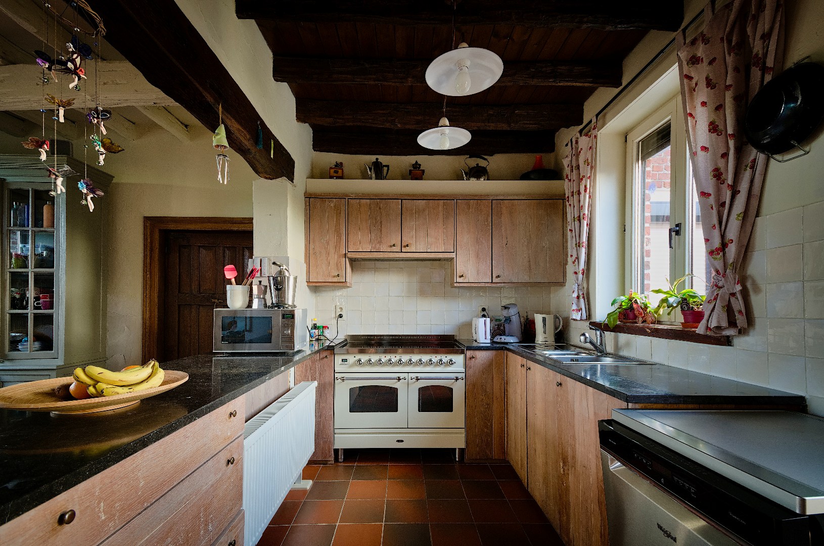 RUSTIG GELEGEN CHARMEHOEVE MET 3 SLAAPKAMERS, GARAGE EN TUIN 