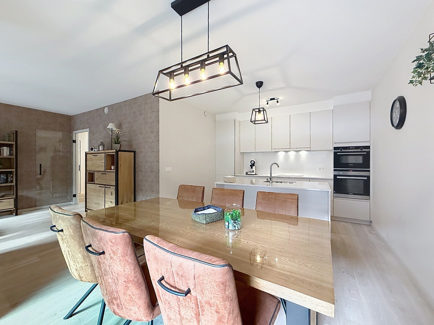 Voici la traduction en français : Appartement spacieux prêt à emménager - grande terrasse ensoleillée. 