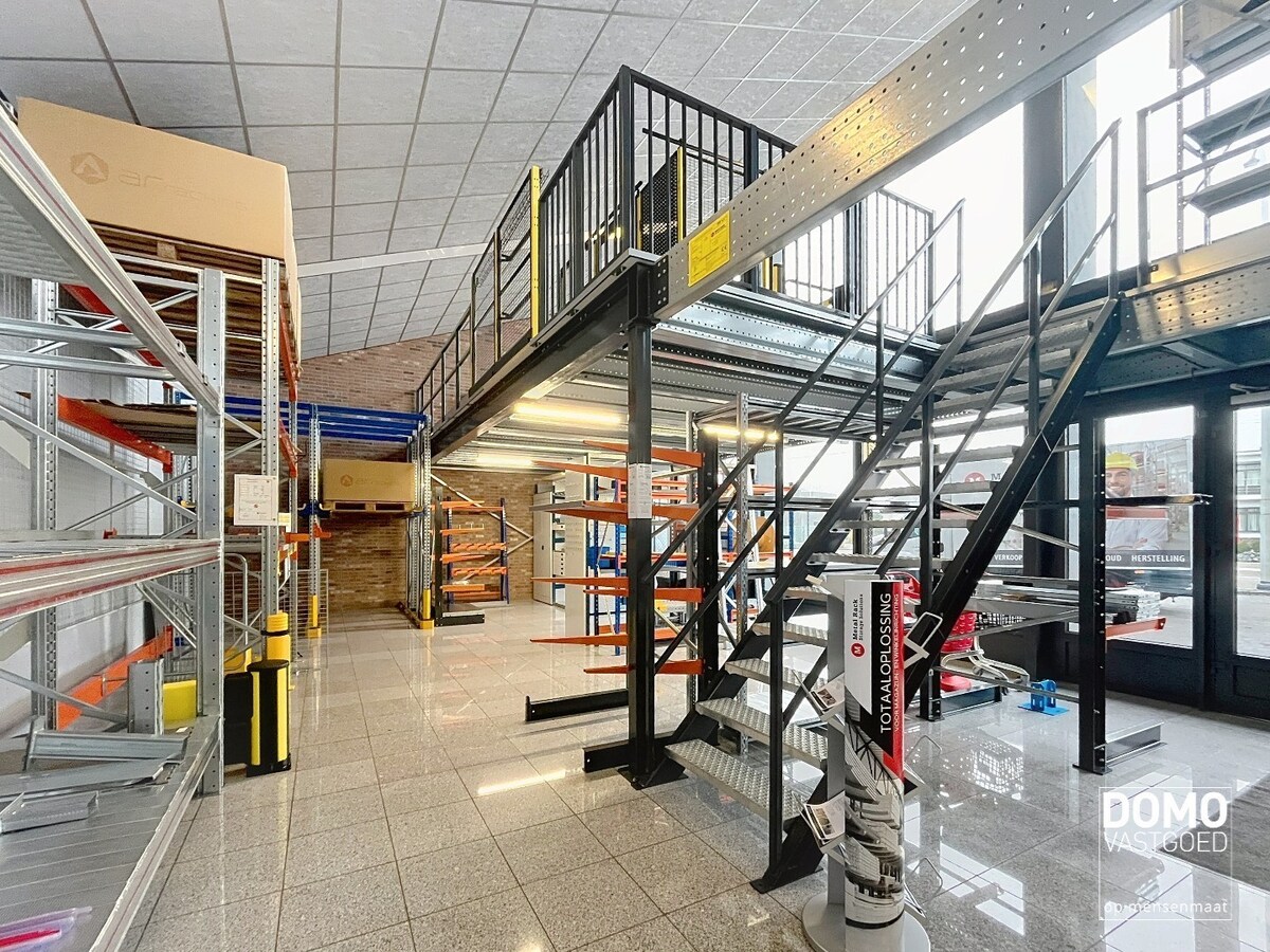 RUIM COMMERCIEEL GEBOUW VOORZIEN VAN TOONZAAL, KANTOREN TE HERK-DE-STAD 