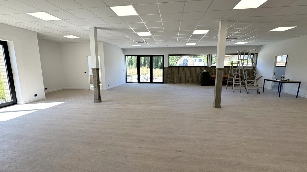 Gerenoveerd kantoor met magazijnen te huur nabij N16 te Temse