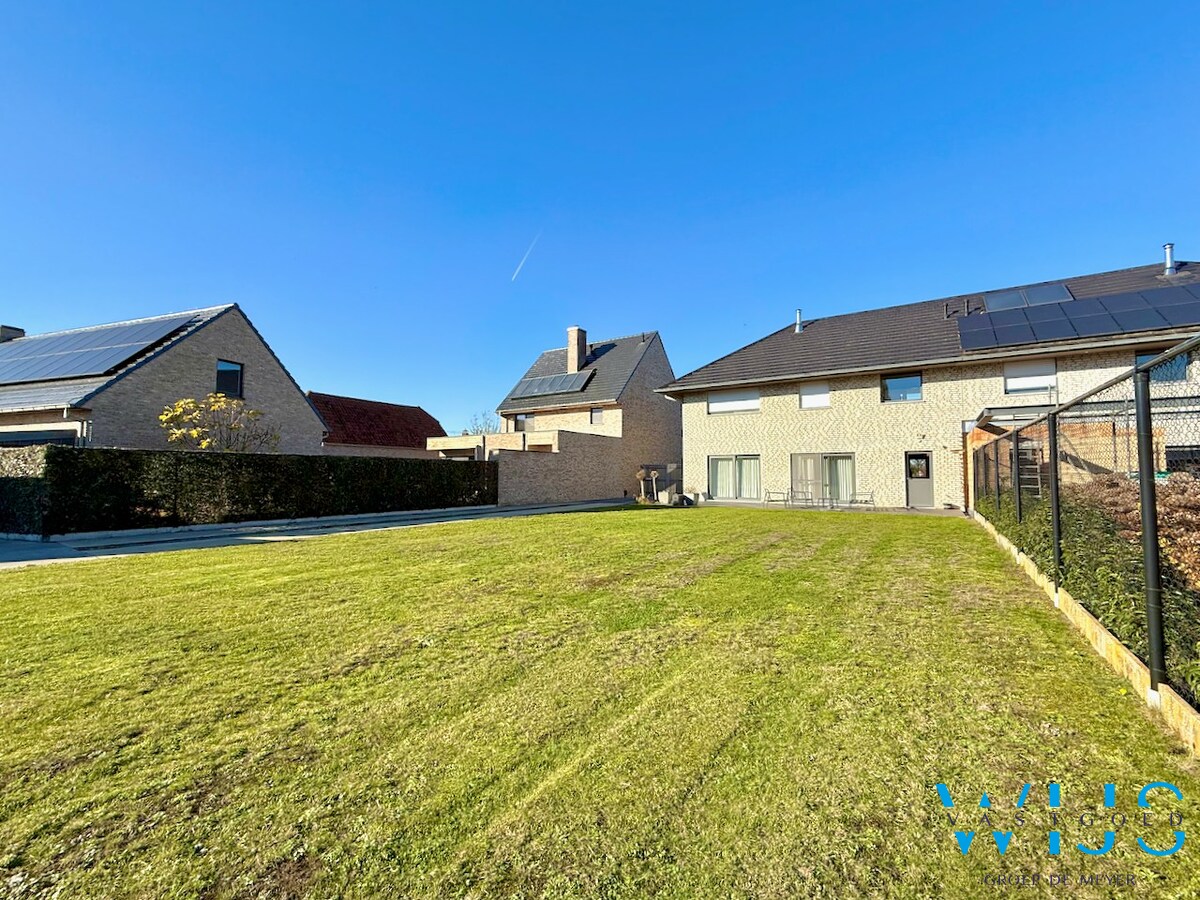 Ruime, energiezuinige gezinswoning te Oosteeklo ! 