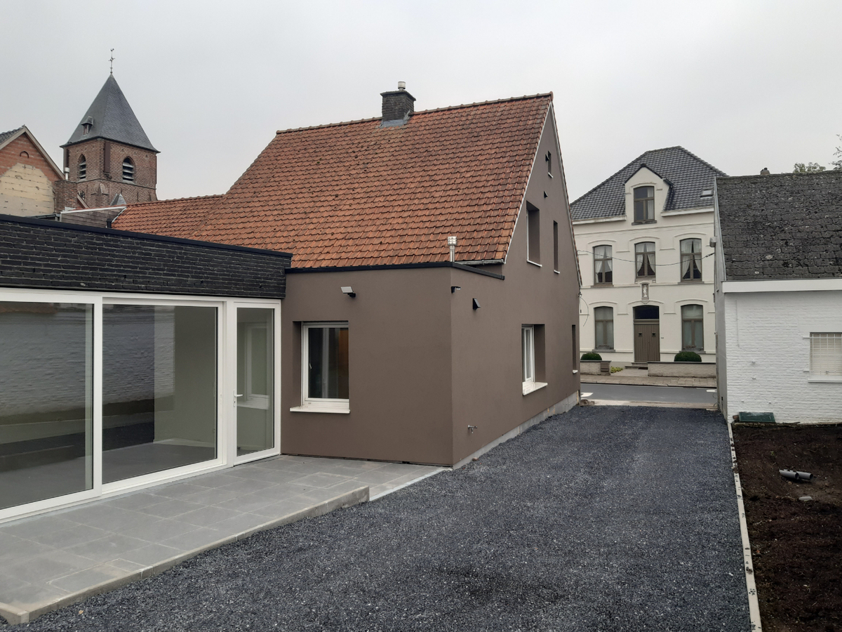 Gerenoveerde woning met weide en loods. 