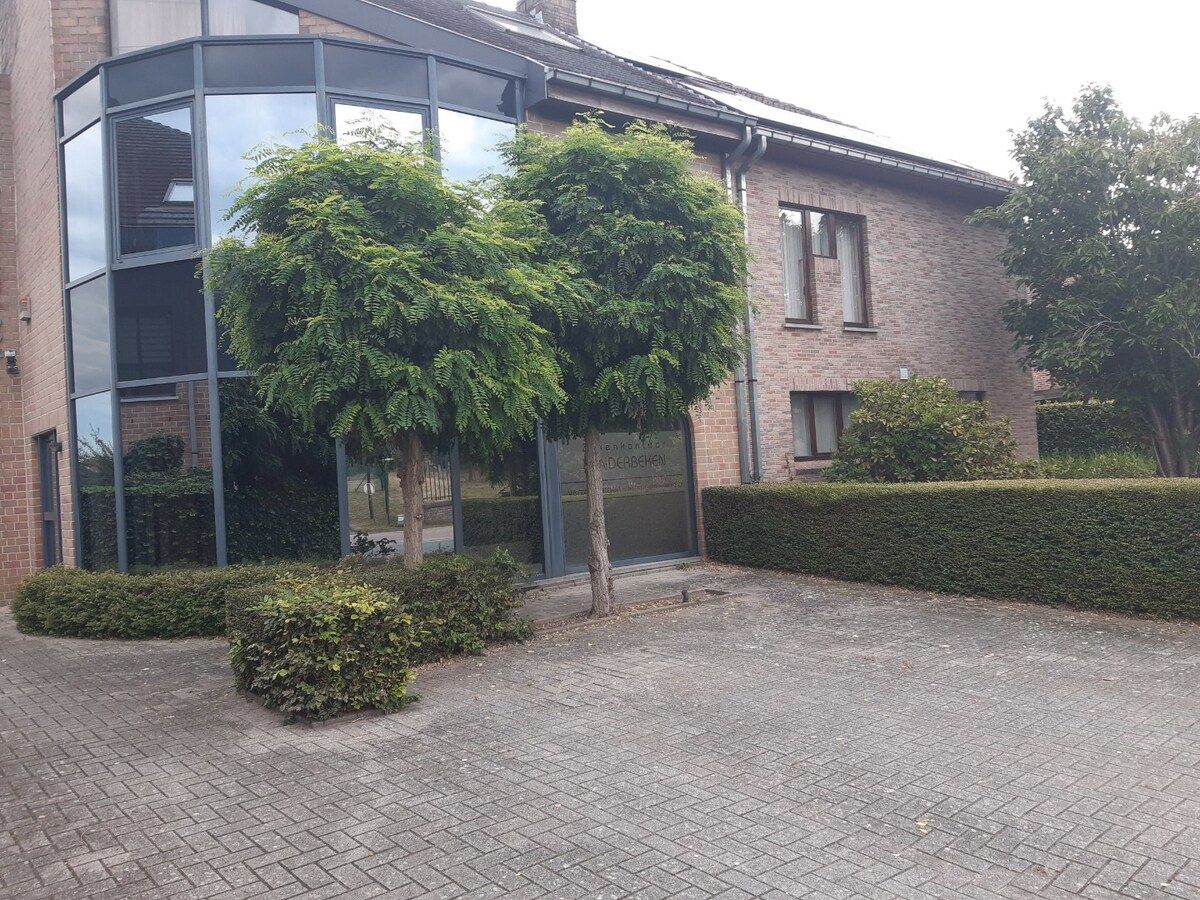 Ruim en instapklaar kantoor met parking; 