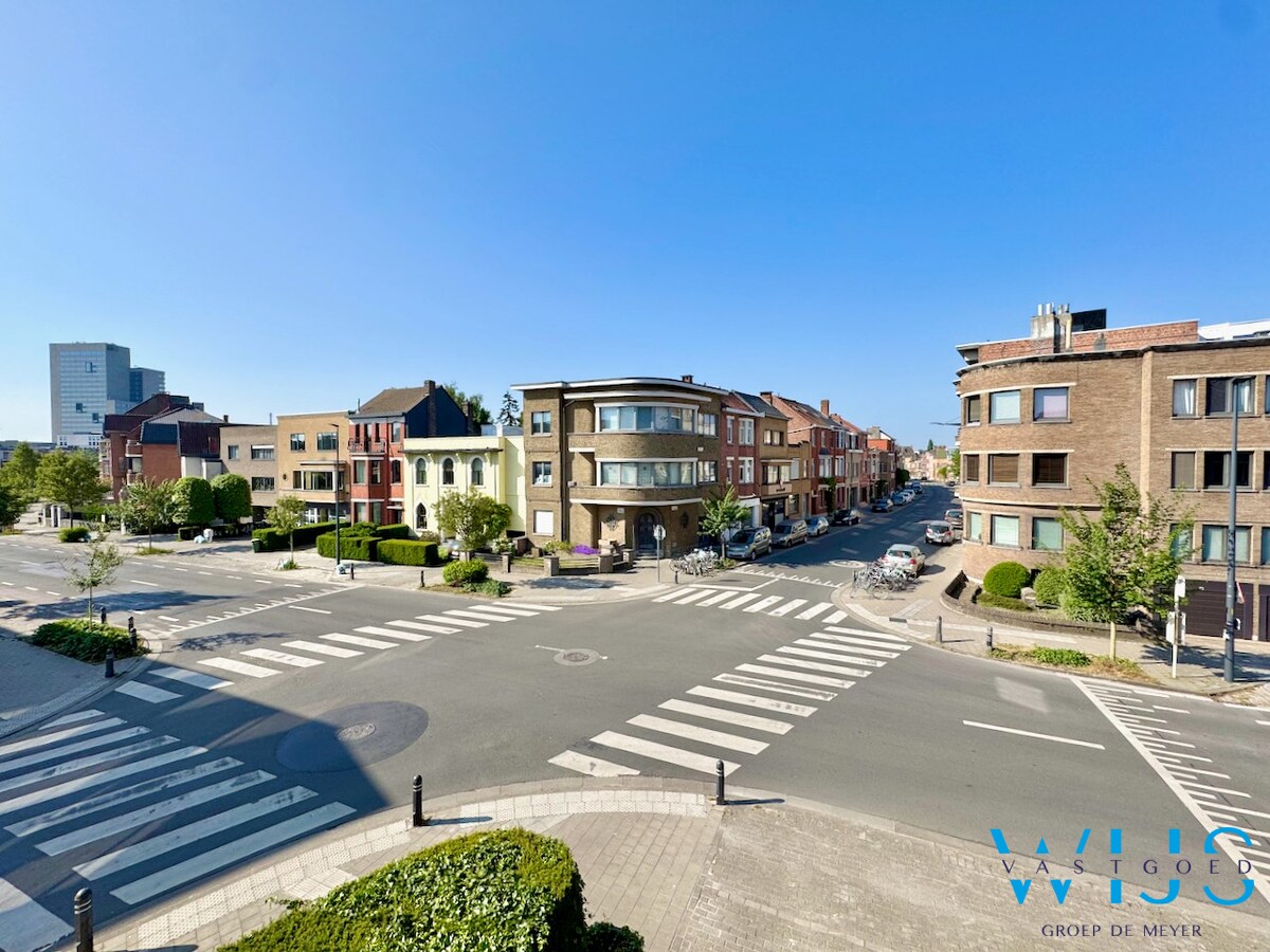 Zeer ruim karaktervol appartement te Gent ! 