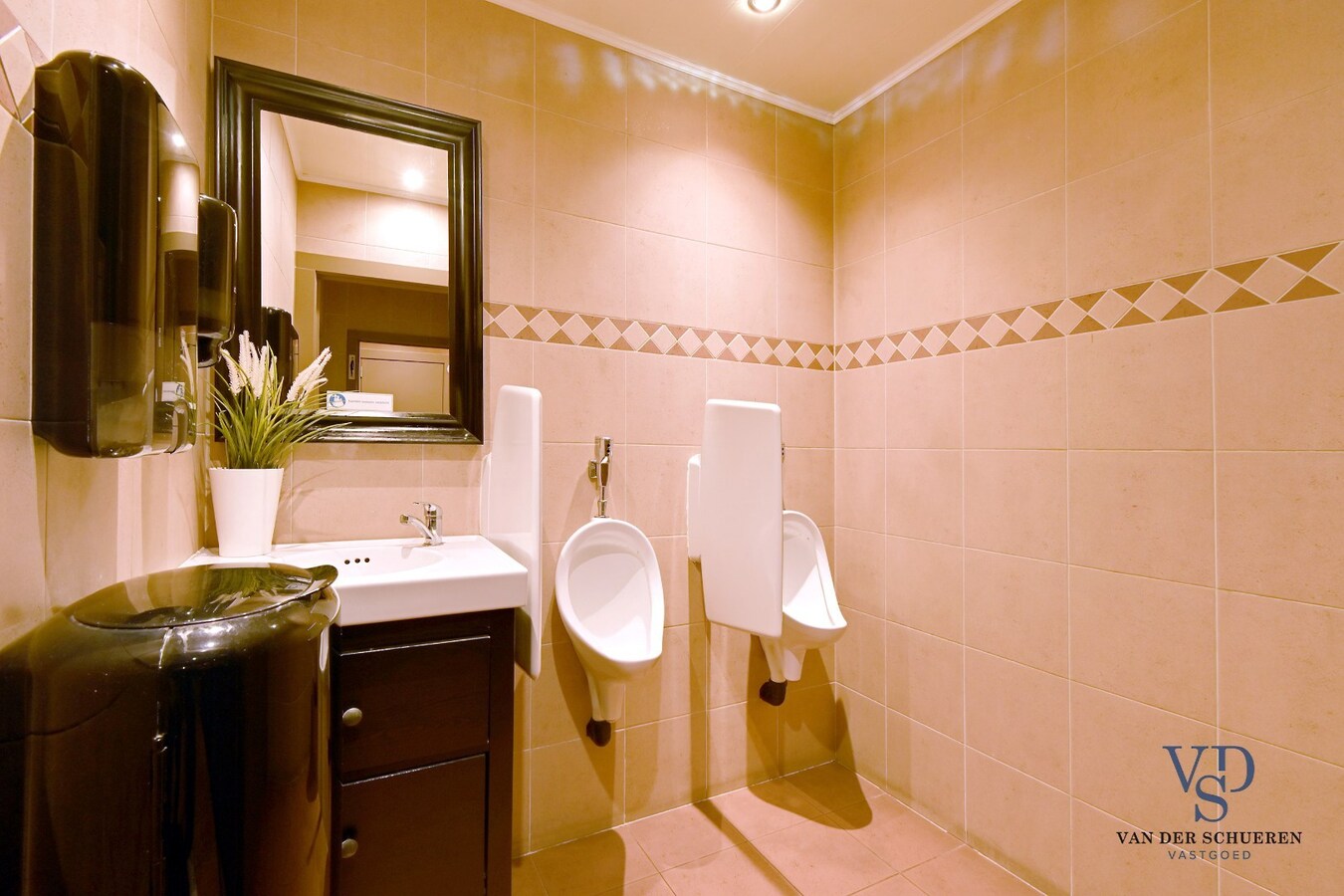 Handelspand (>300 m²) en 2 appartementen. 