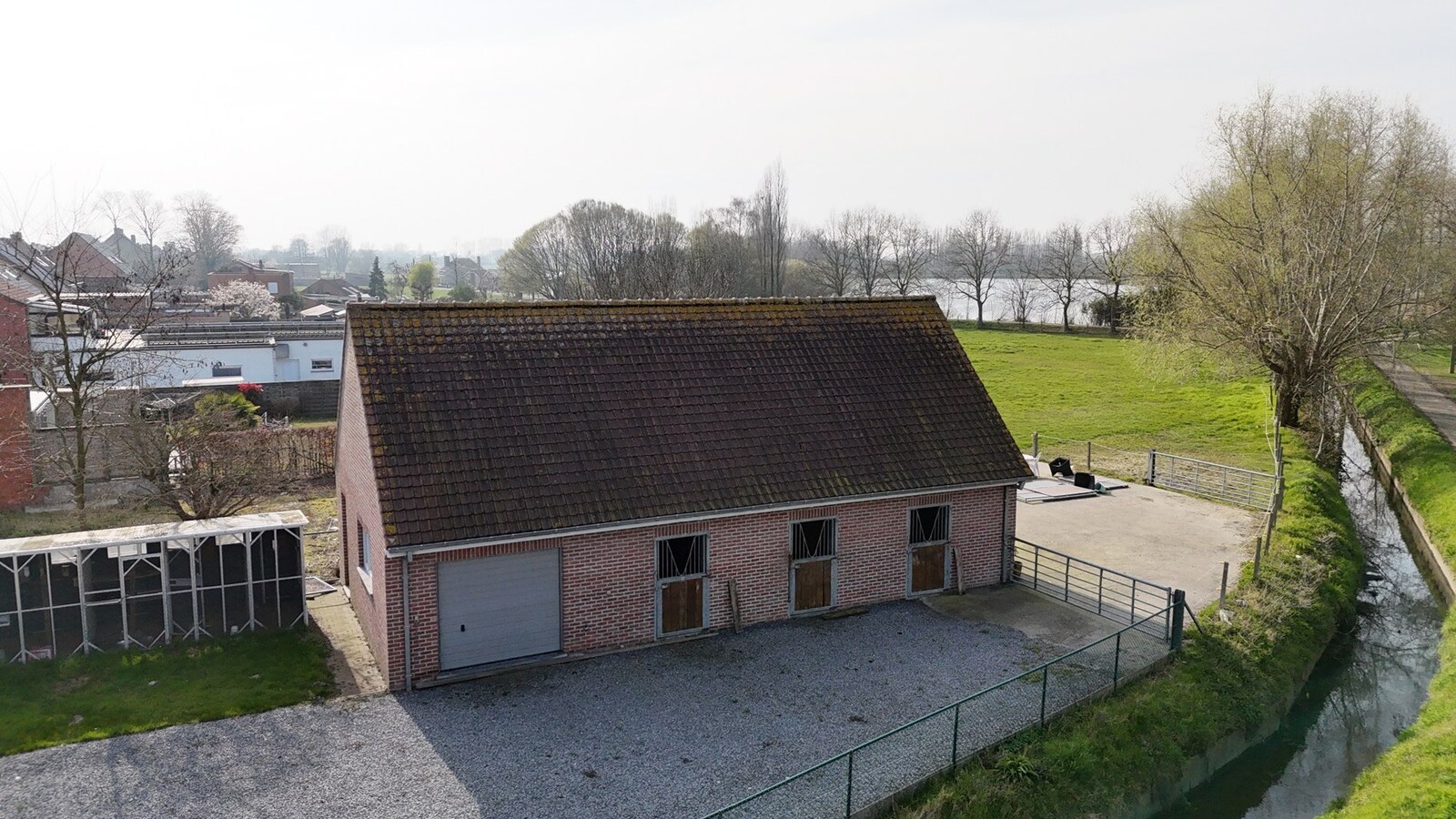 Alleenstaande woning met naastliggend stuk bouwgrond en weide te Eernegem 