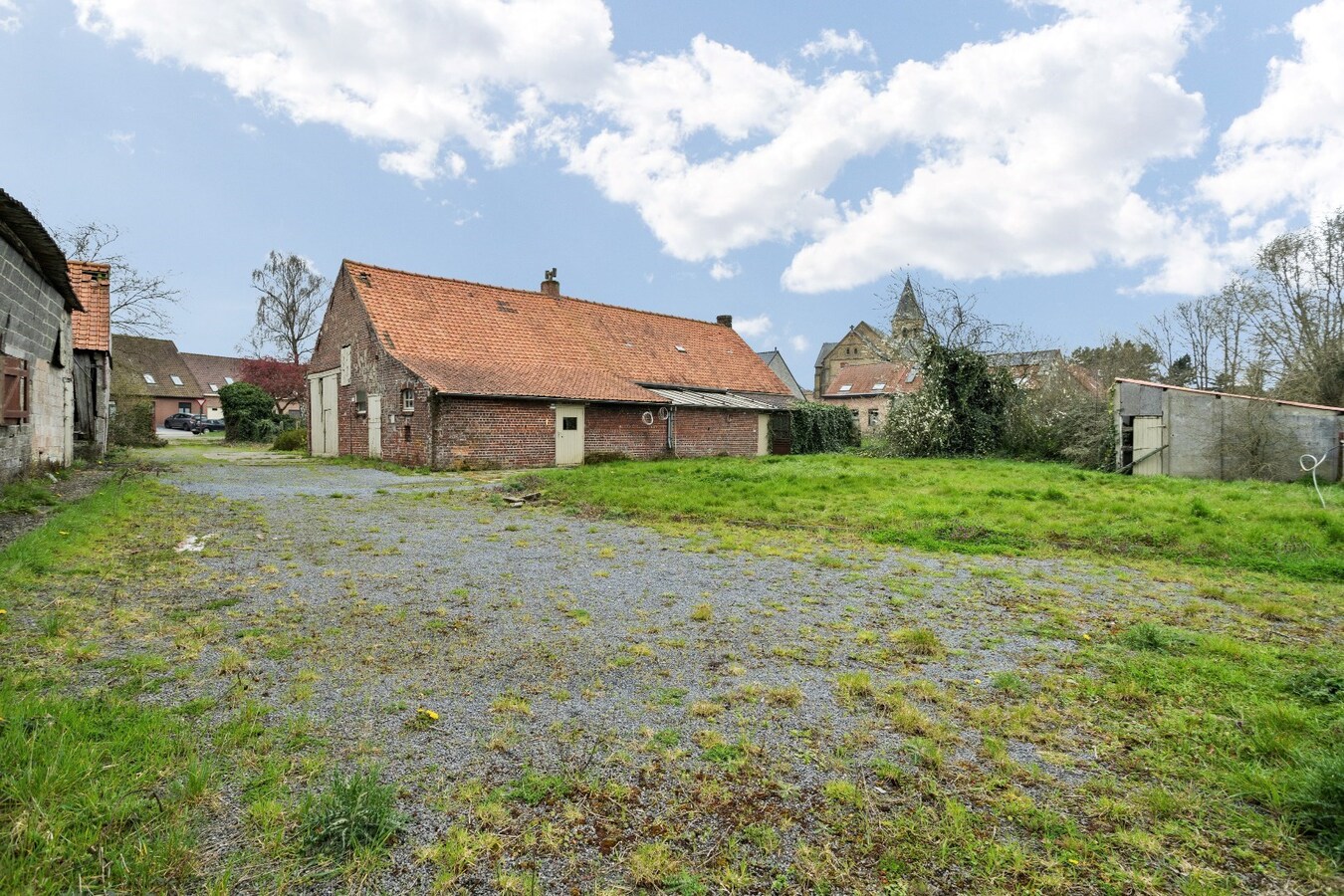 Hoeve uit wederopbouwperiode, gelegen in de dorpskern van Voormezele 