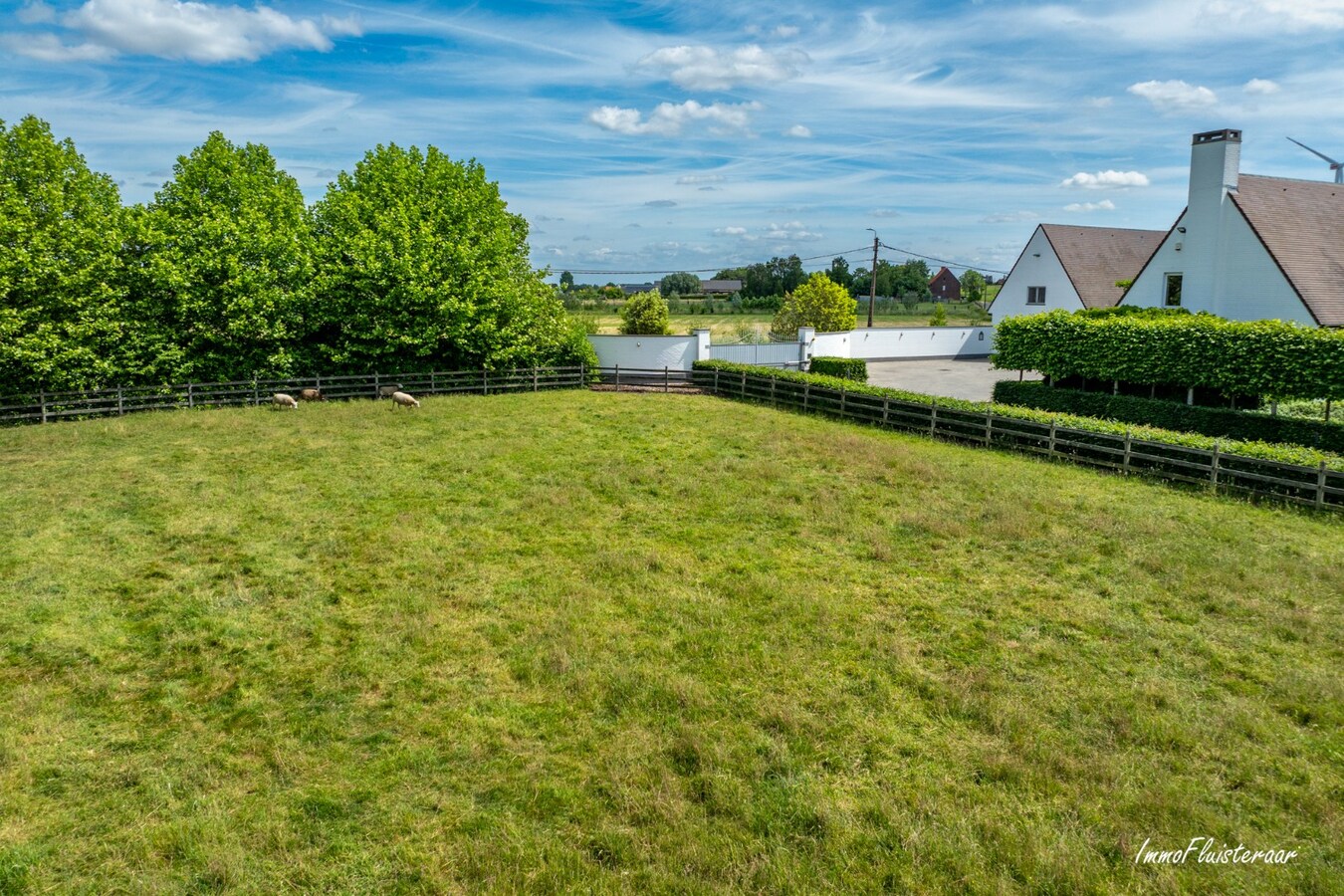Beautiful villa with indoor and outdoor riding arenas on over 2.4 hectares in Ardooie 