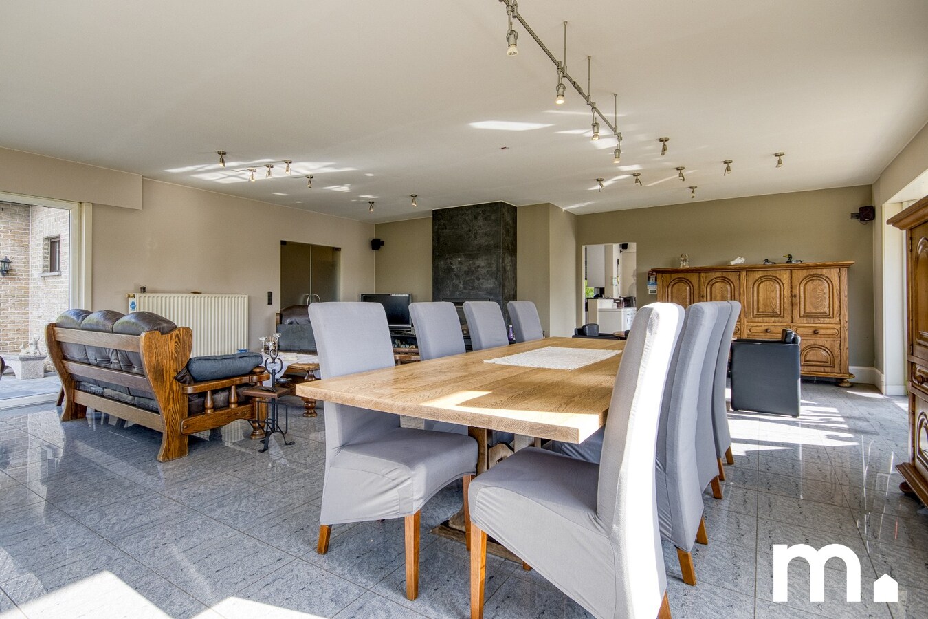 Unieke Villa te Roeselare op 1941m² en 381m² bewoonbare oppervlakte! 