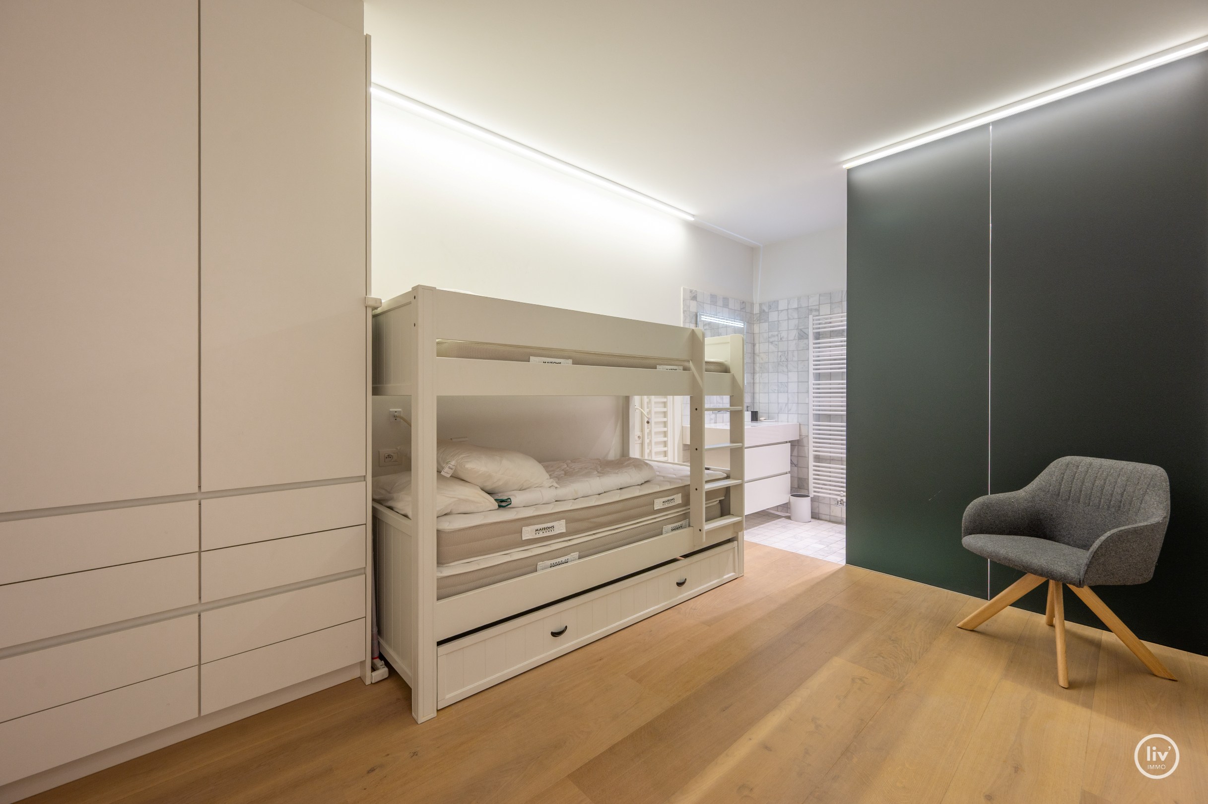 Breed en luxueus afgewerkt tuinappartement met wijde zichten op het meer. 