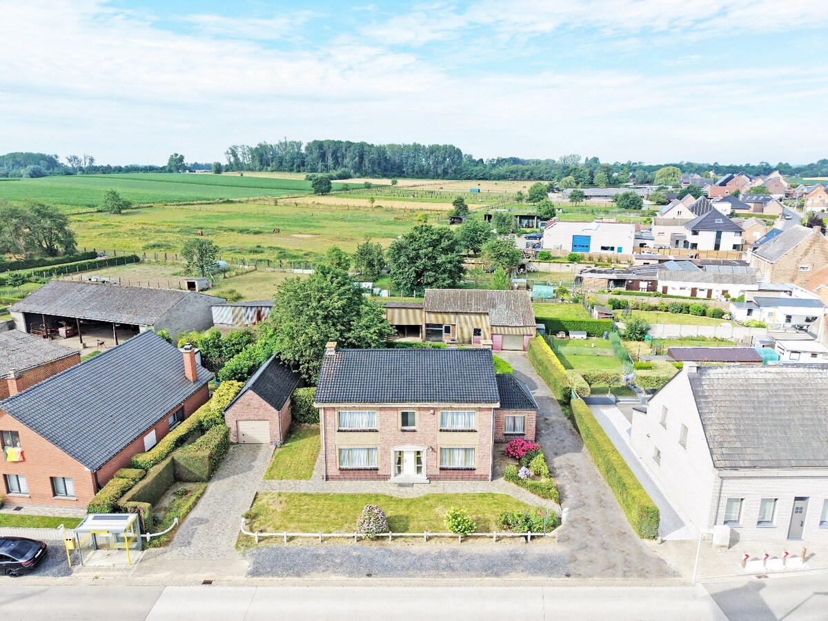 Ruime sixties villa met vergunde loodsen (350m²) te Vlierzele 