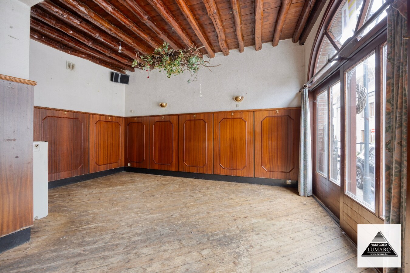 Te renoveren pand met woonst met pitoreske  voorgevel. "Önger de Poart". 