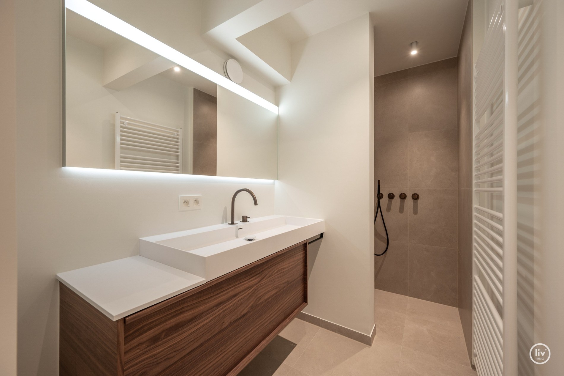 Résidence Akropolis : appartement rénové (largeur de façade d'environ 7 m) à vendre situé dans l'avenue Zoutelaan à Knokke, dans un bâtiment entièrement rénové tant à l'intérieur qu'à l'extérieur. 