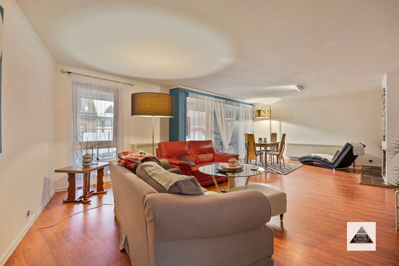 Handelsgelijkvloers en 2 appartementen en parking. Perceel van 15a 49ca. 