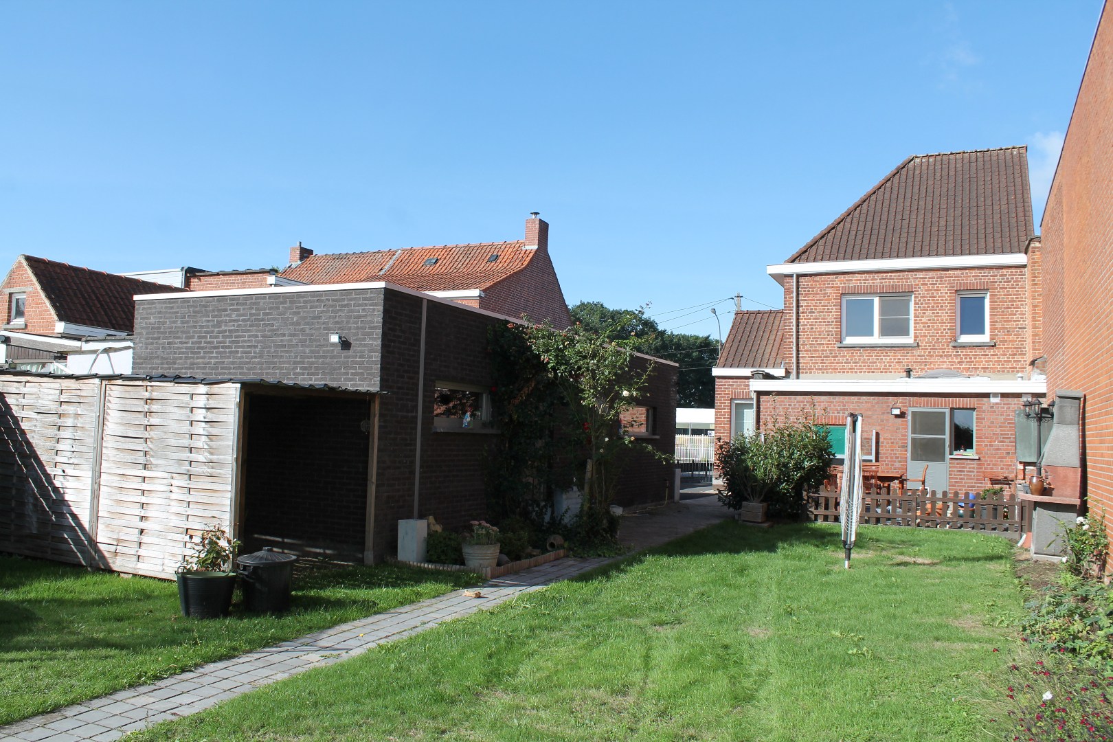 Degelijke en ruime gezinswoning met garage en tuin op 702m² 
