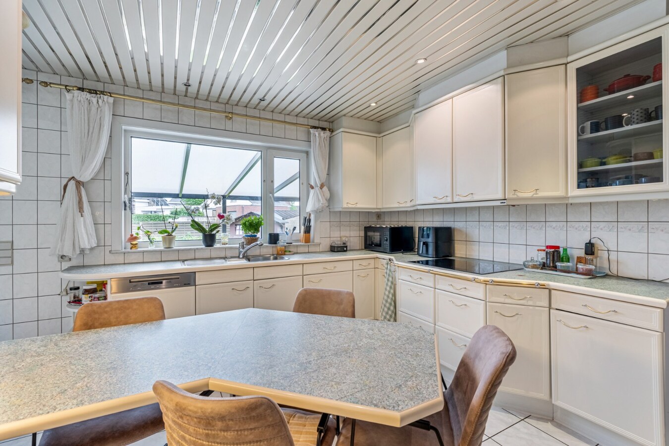 Een verrassend ruime half-vrijstaande stadswoning op perceel van 4a23ca. 