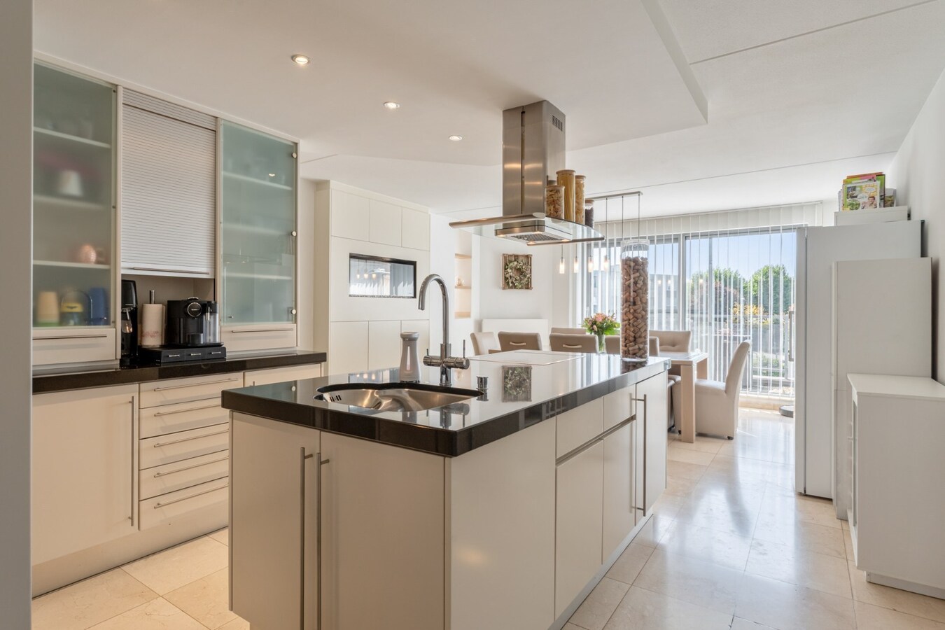 Zeer ruime, goed afgewerkte woning met diverse mogelijkheden nabij het centrum van Maaseik! 