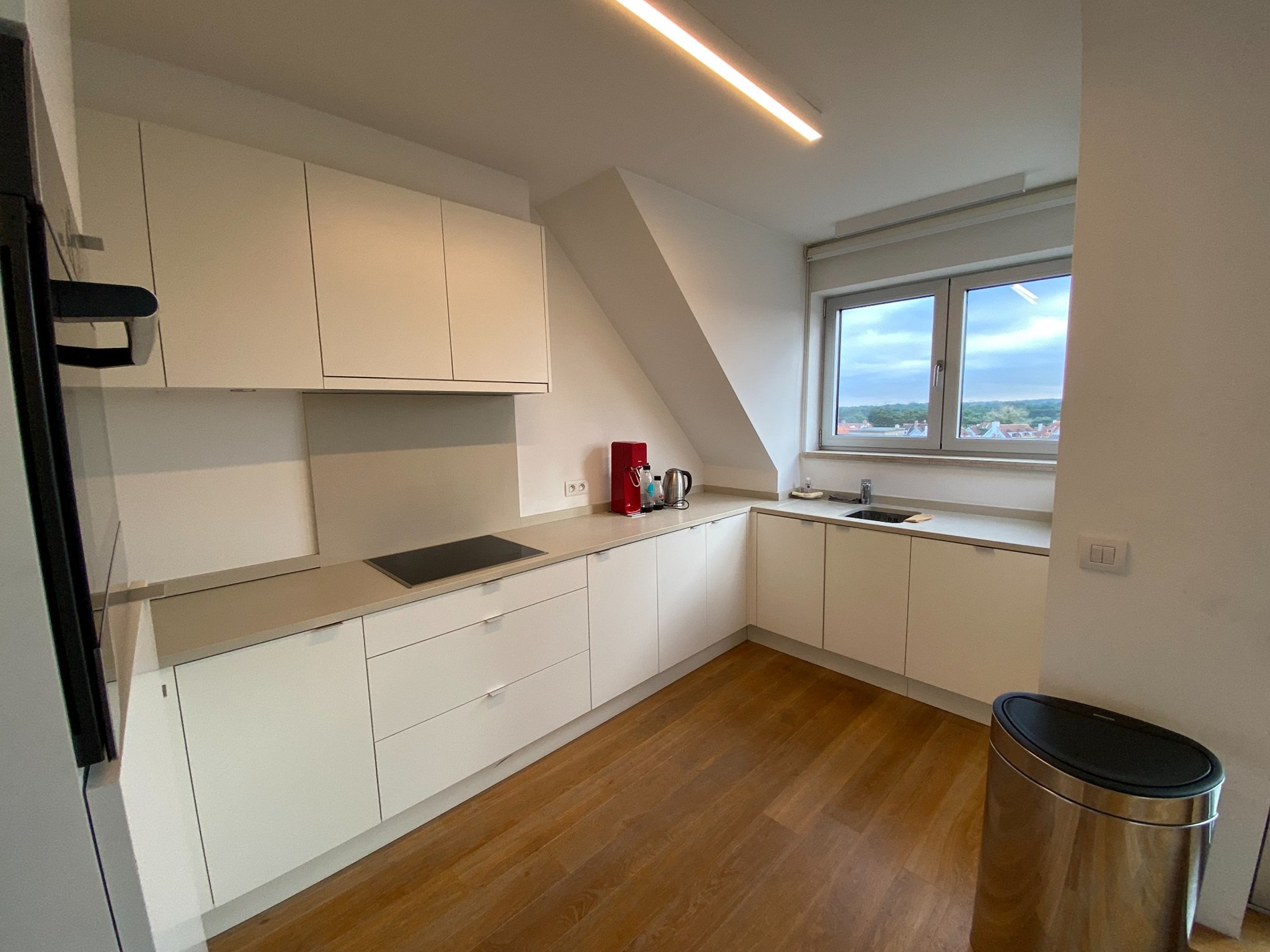 Appartement en duplex avec 3 chambres à coucher complètes et deux grandes terrasses ensoleillées offrant une vue dégagée, situé du côté ensoleillé de l'avenue Lippens. 