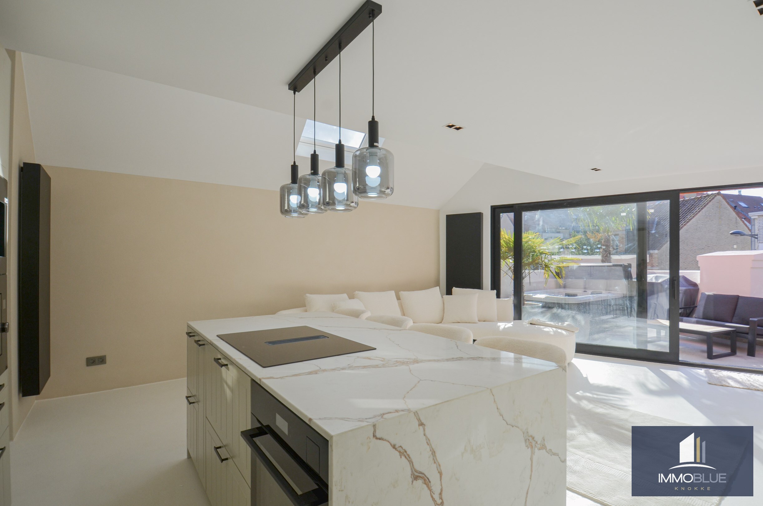 EXCLUSIEF : Duplexappartement met ruim terras gelegen in een kleinschalige nieuwbouwresidentie in Art Deco-stijl. 