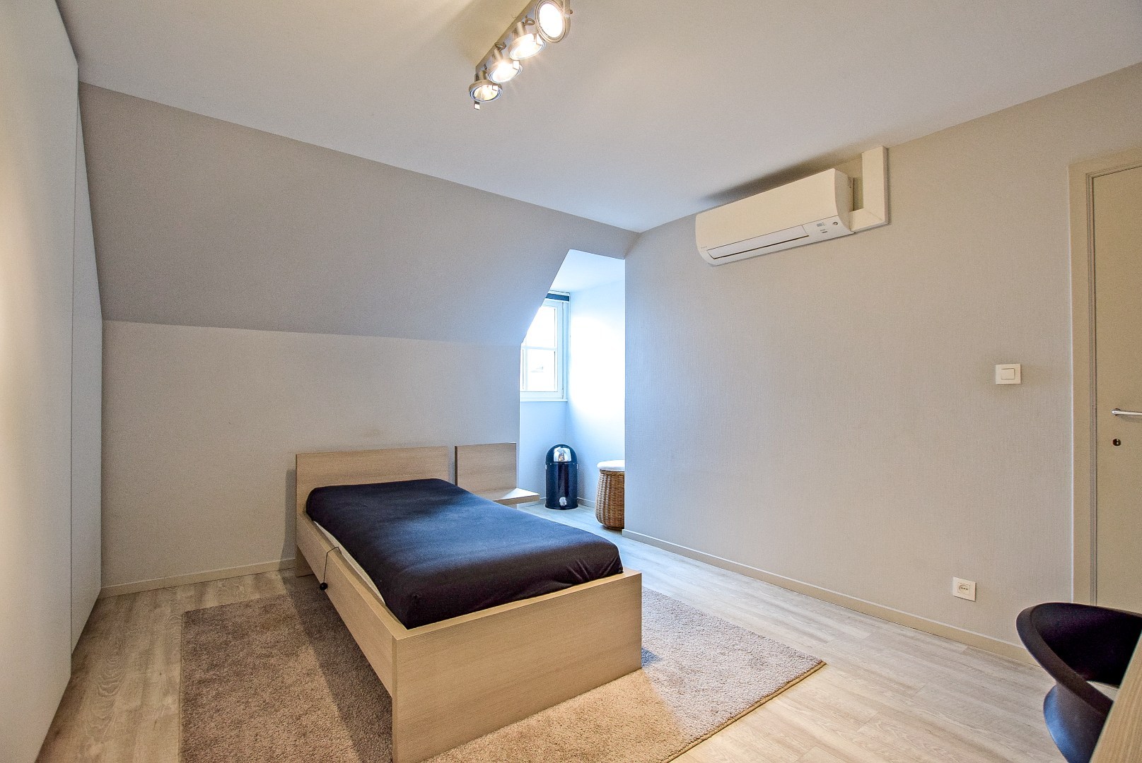 Kwalitatief afgewerkte woning met handelsruimte (536m² bewoonbaar) op een toplocatie. 