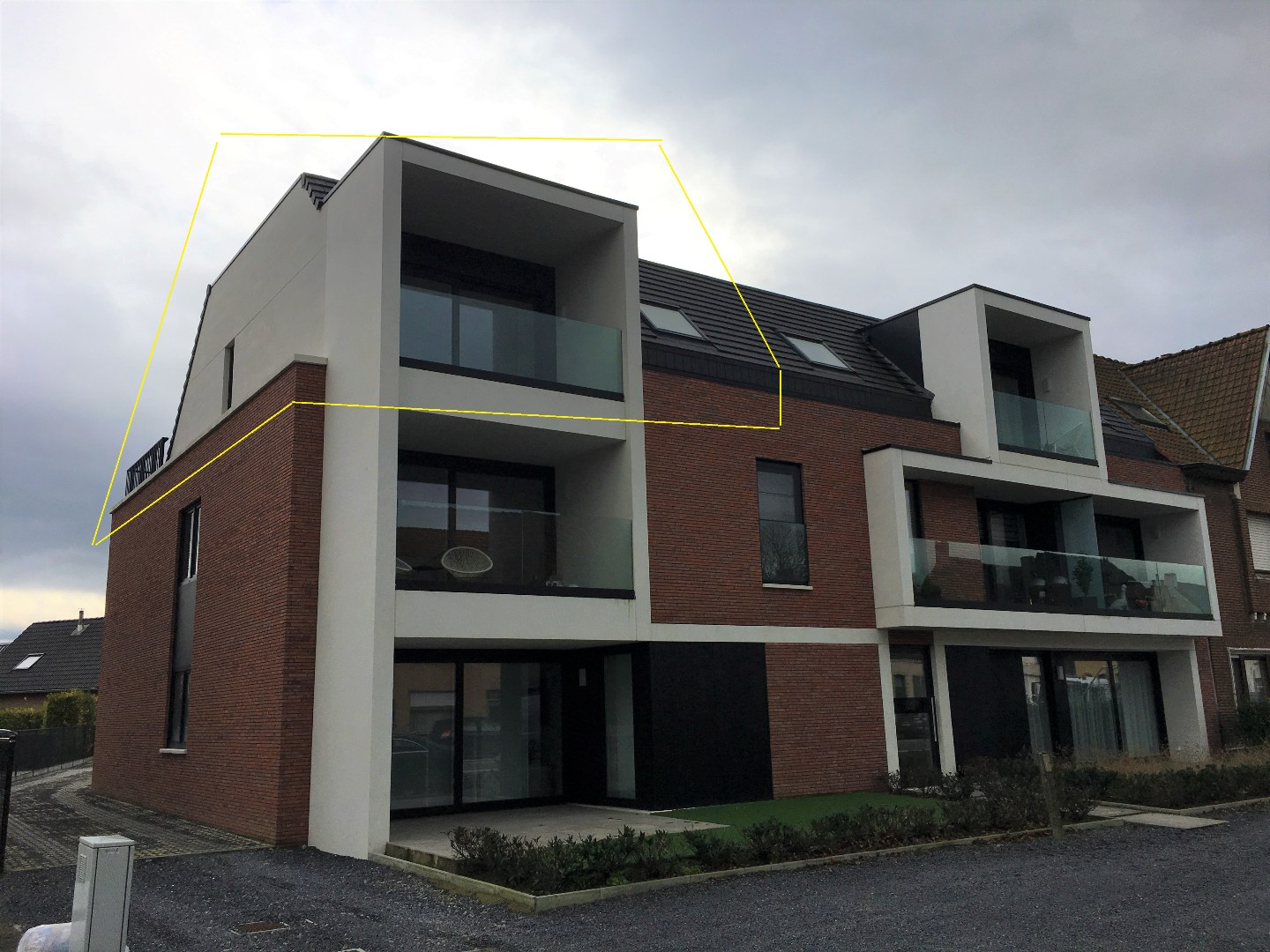 Recent appartement op de 2de verdieping met 2 terrassen en een autostaanplaats 