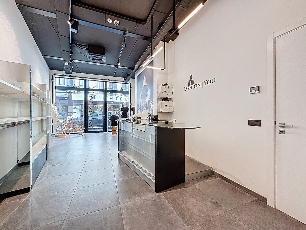 Nieuwbouw (2022) winkelruimte in Stationsstraat te centrum Zottegem 