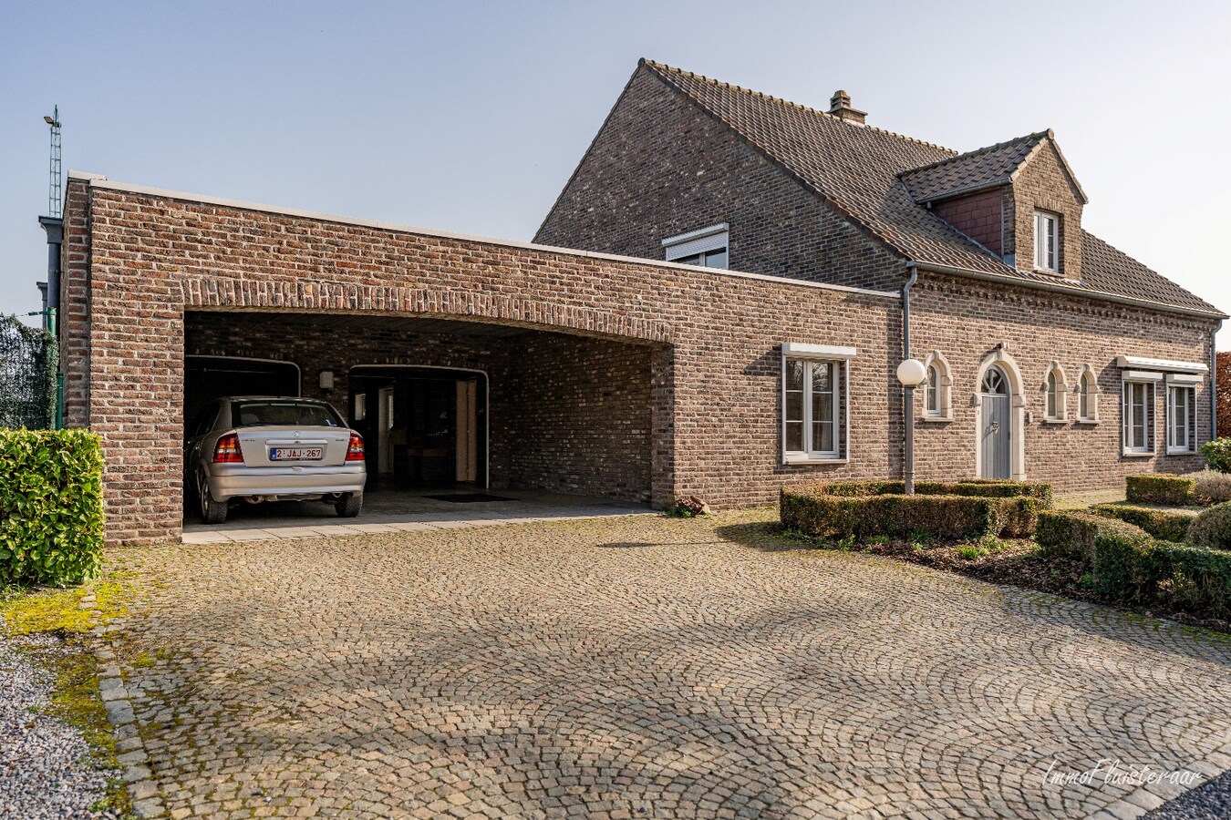 Woning met paardenstallen en buitenpiste op ca. 6,5ha te Bree 