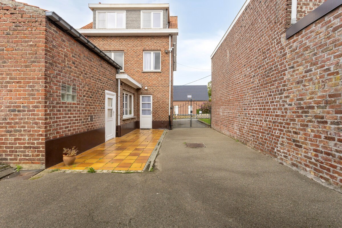 Woning met 5 slaapkamers en grote tuin. 
