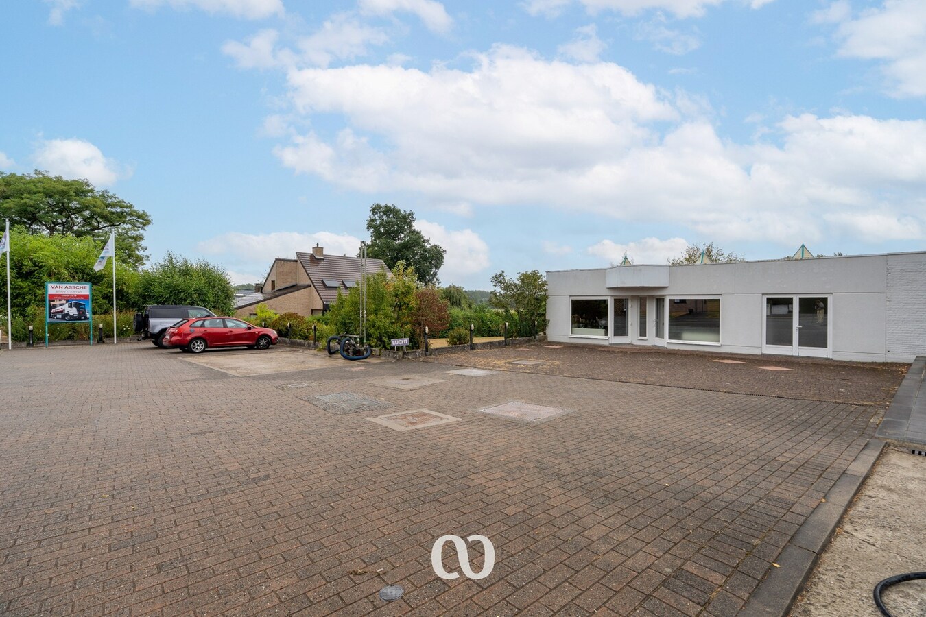 Praktisch handelspand met ruime parking te Wortegem-Petegem 