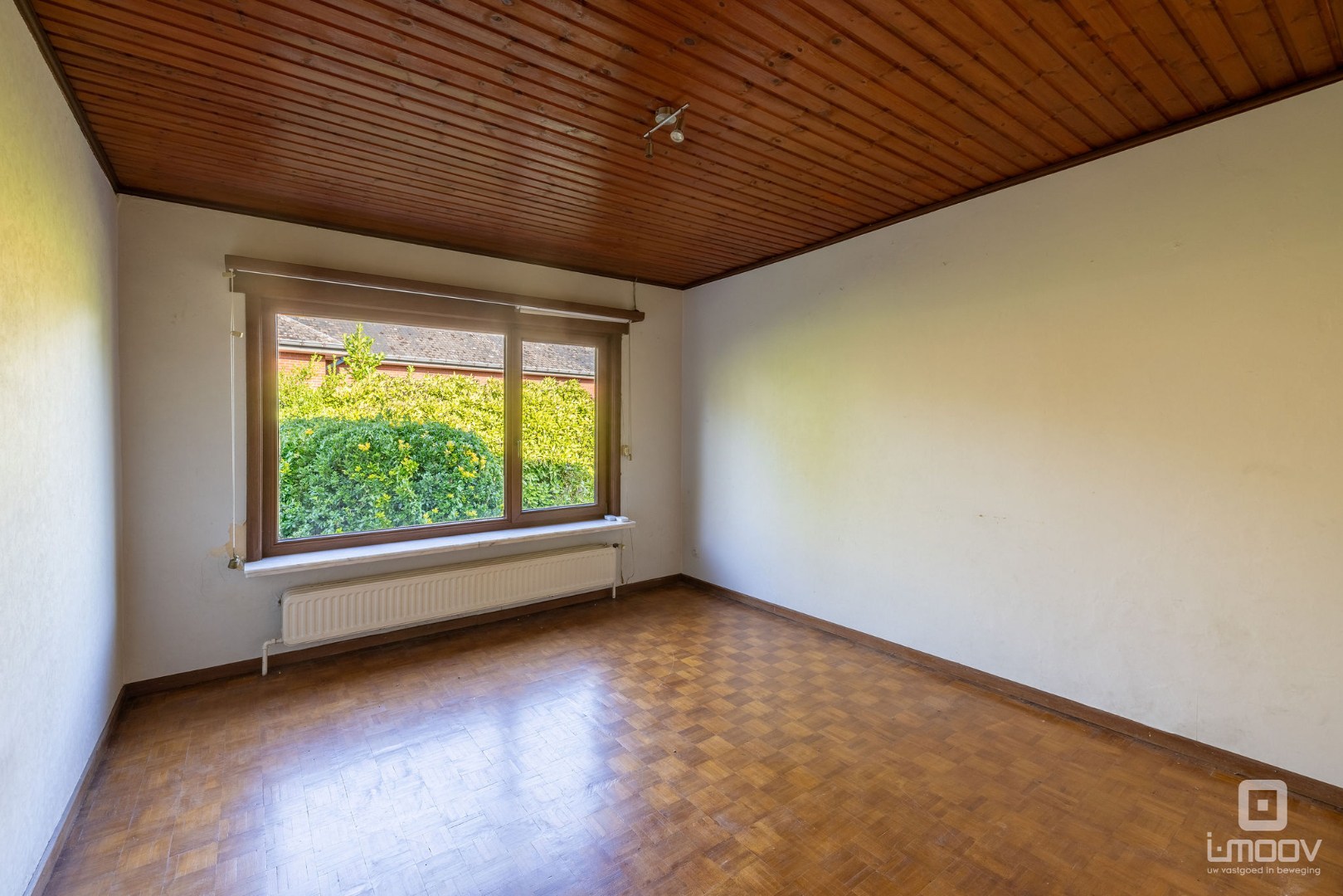 Te renoveren woning met 4 slaapkamers en dubbele garage 