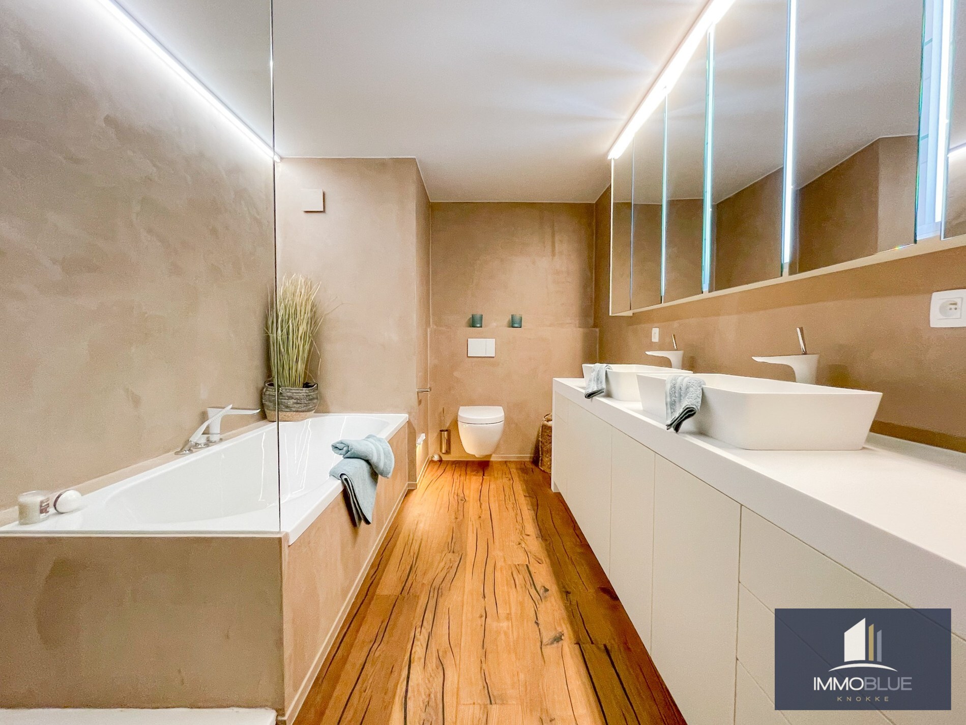 Uitzonderlijk, luxueus afgewerkt hoekappartement met frontaal zeezicht. 